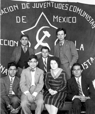 メキシコ共産党青年組織全国委員会、メキシコシティ、1928 作： Tina Modotti